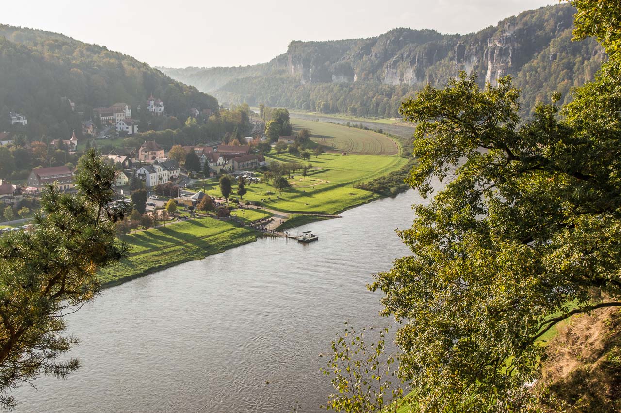 Am Fähranleger der Elbe steht gerade die historische Gierseilfähre mit der wir von Oberrathen nach Niederrathen gekommen sind. 