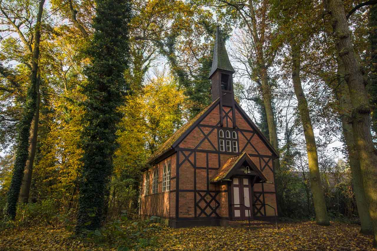 Lübeln gilt als idyllischer Ort für Hochzeiten. Bei der Kapelle im Wald kein Wunder, oder?