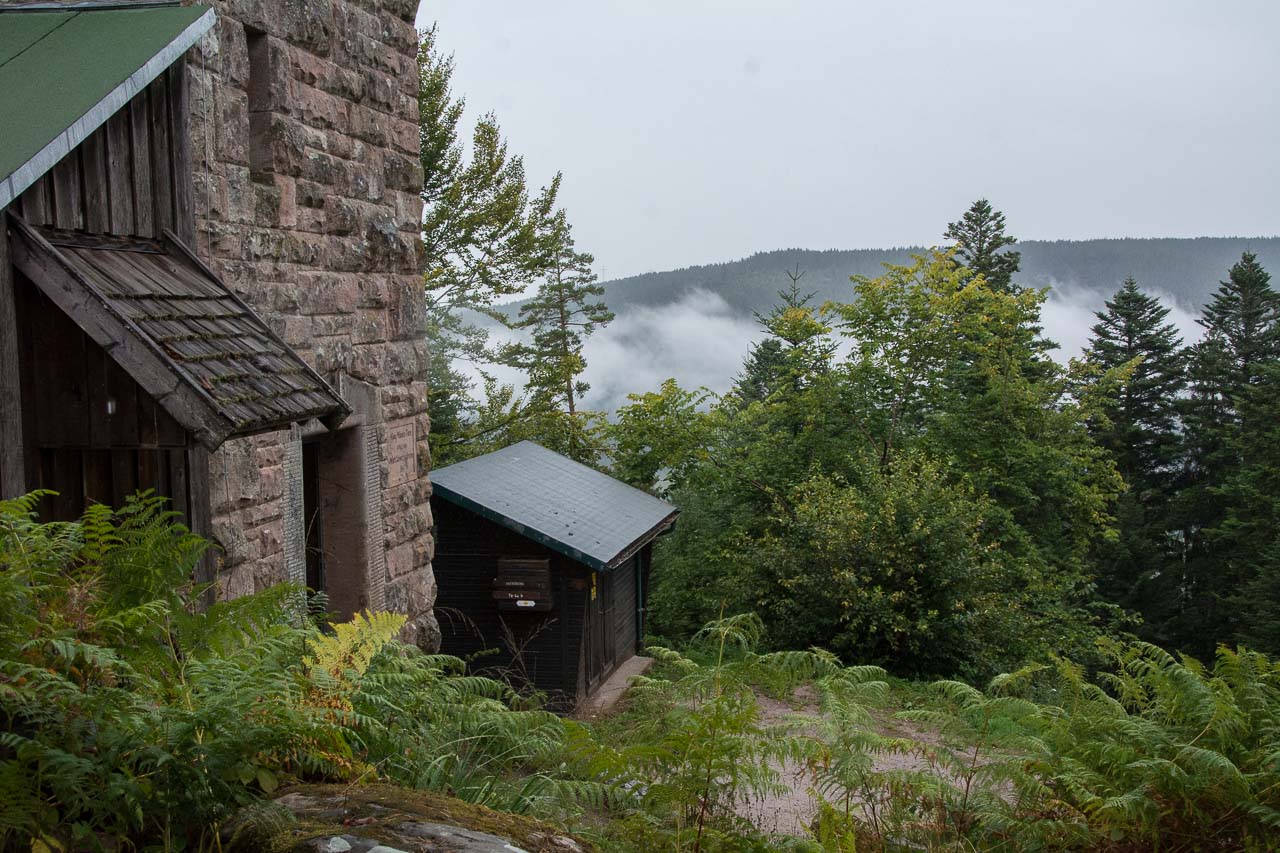 In der Schutzhütte am Rinkenturm ist die Aussicht zwar immer noch vernebelt, aber immerhin trocken.