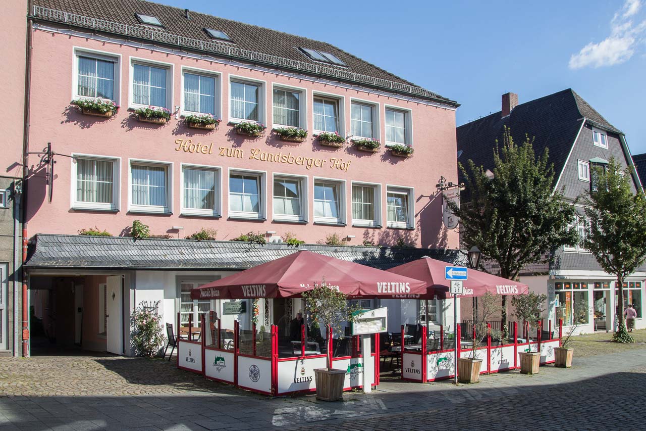 Das Hotel Landsberger Hof liegt perfekt für Radfahrer: Mitten in der Altstadt von Arnsberg, gemütliche Zimmer und ein Restaurant mit sehr guter regionaler Küche!