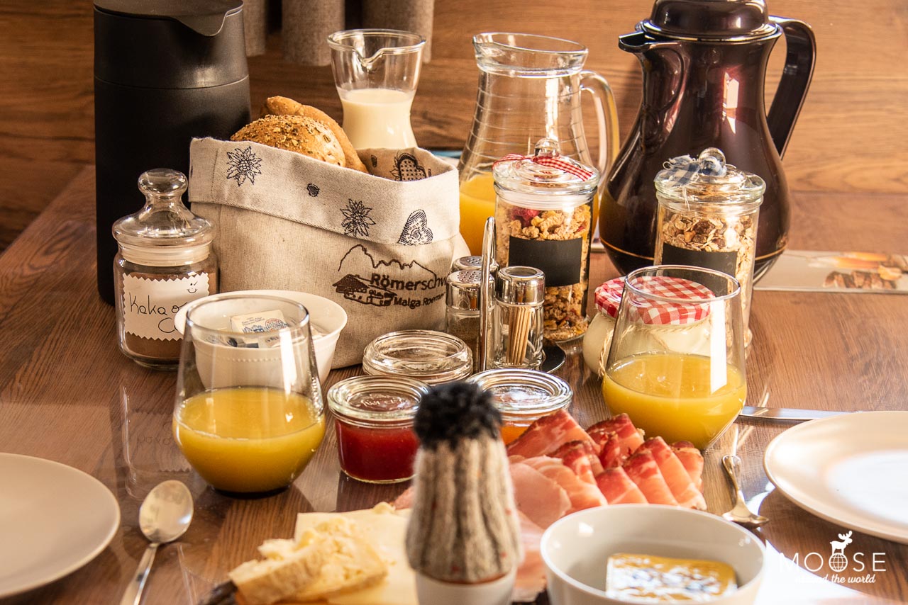 Frühstück Ferienwohnung Malignon Römerschwaige auf der Seiser Alm | Urlaub auf dem Bauernhof in Südtirol