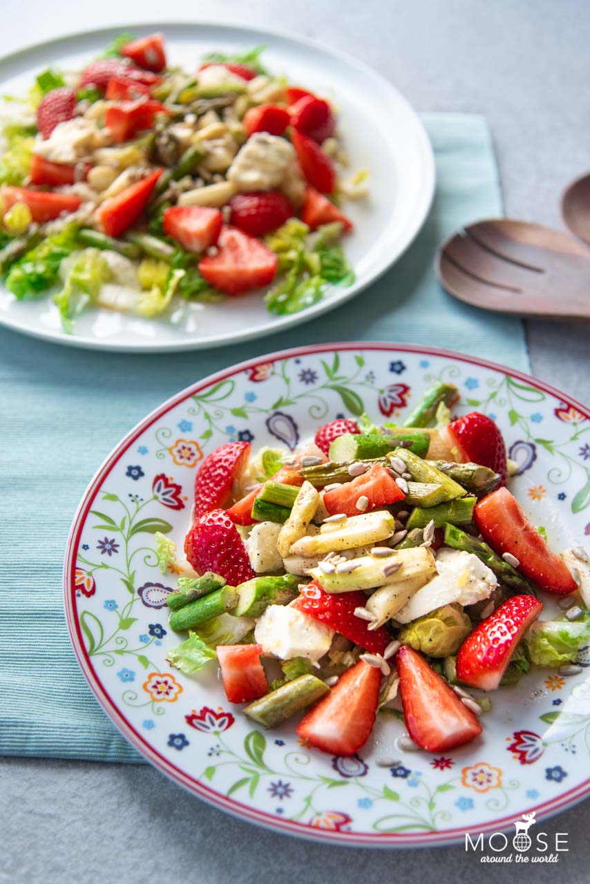 Spargelsalat mit Erdbeeren und Mozzarella weißer grüner Spargel