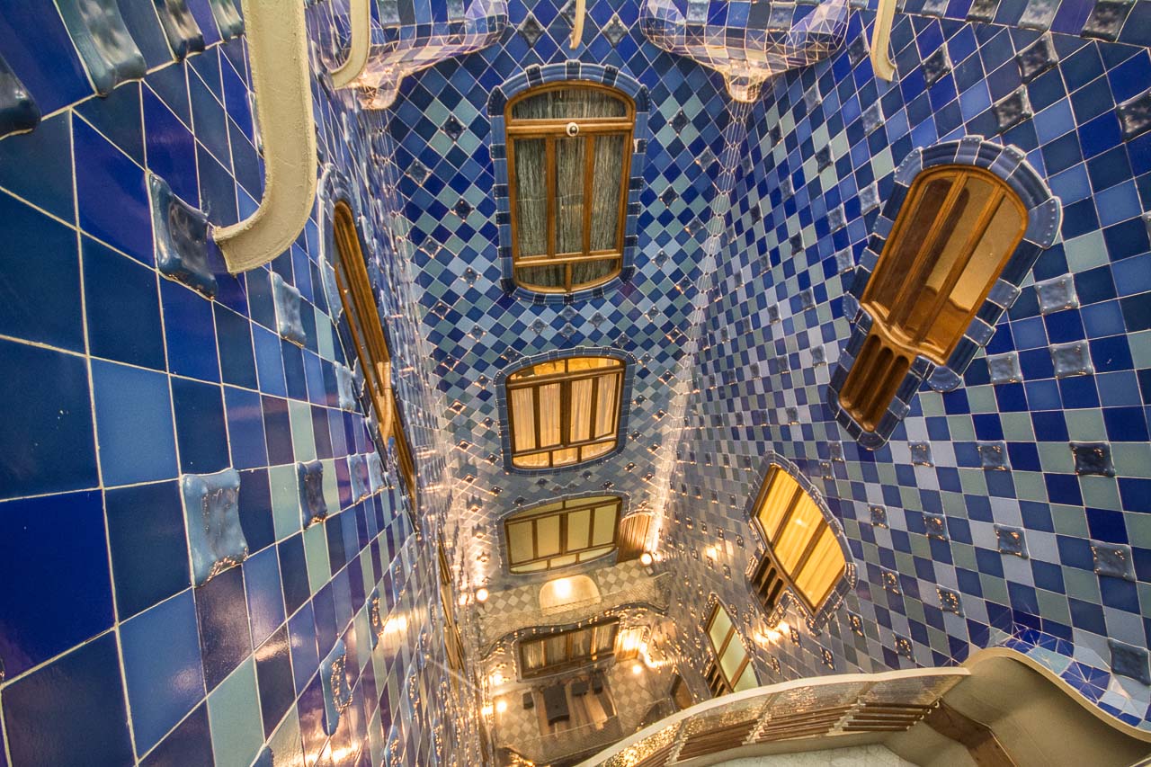 Das berühmte blau geflieste Treppenhaus der Casa Battló.