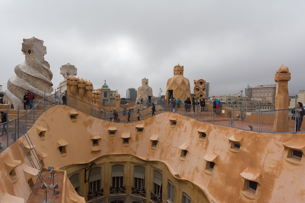 Die Dachterrasse von La Pedrera mit surrealen Figuren und einem traumhaften Ausblick auf Barcelona.