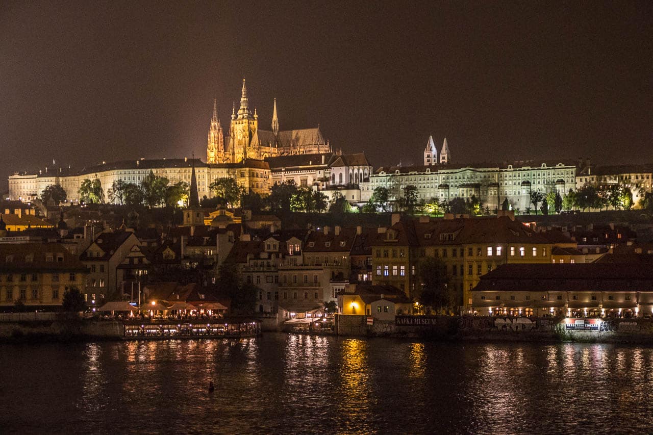 Die Prager Burg thront über der Stadt – eines der Klassiker Ansichten bei Tag und Nacht. 