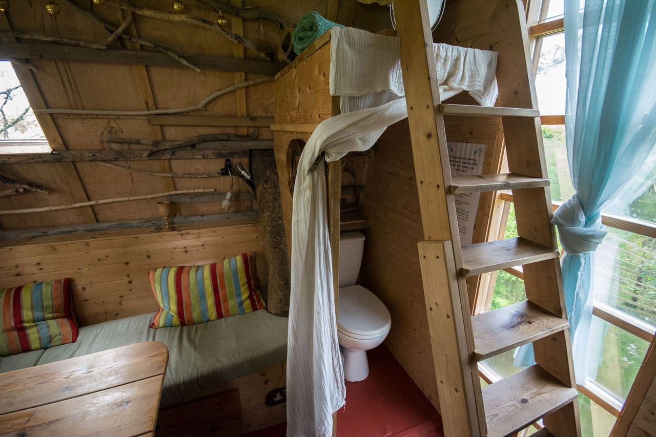 Das Sparrow Tree House hat als einzige der Unterkünfte hier eine eigene Toilette. Dusche und weitere Toiletten sind draußen in alten Bauwagen untergebracht. 